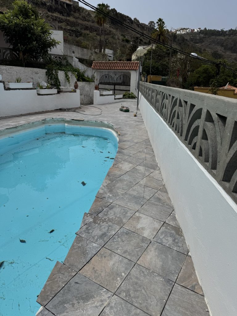 Piscina y pavimento exterior durante los trabajos de renovación