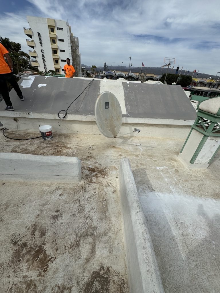 Cubierta con superficies de obra y elementos de ventilación