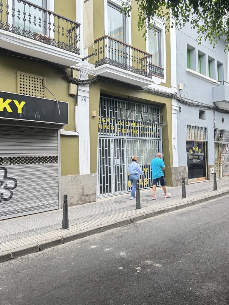 Fachada a pie de calle antes de la reforma, con reja y revestimiento claro